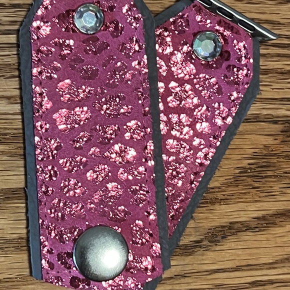 Pink leopard on grey leather Apple Watch band - Picture 2 of 10